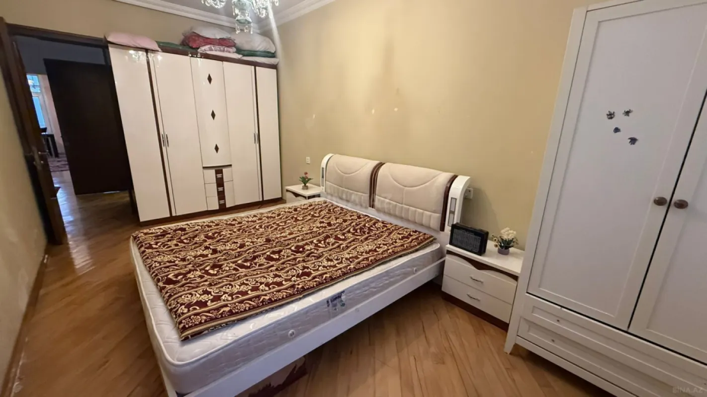 Satılır 4 otaqlı mənzil 147 m²