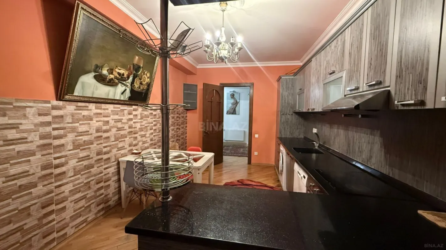 Satılır 4 otaqlı mənzil 147 m²