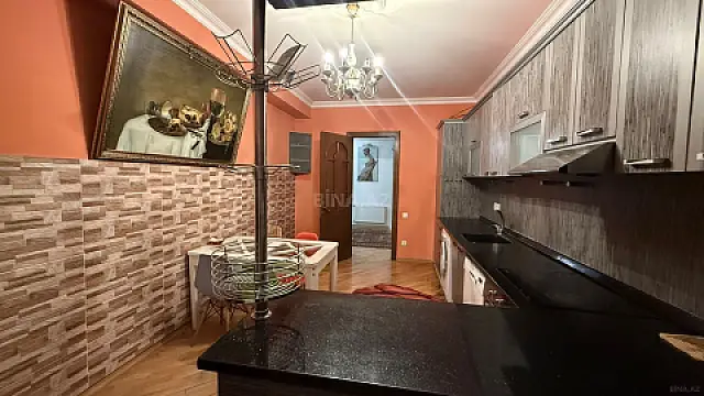 Satılır 4 otaqlı mənzil 147 m²
