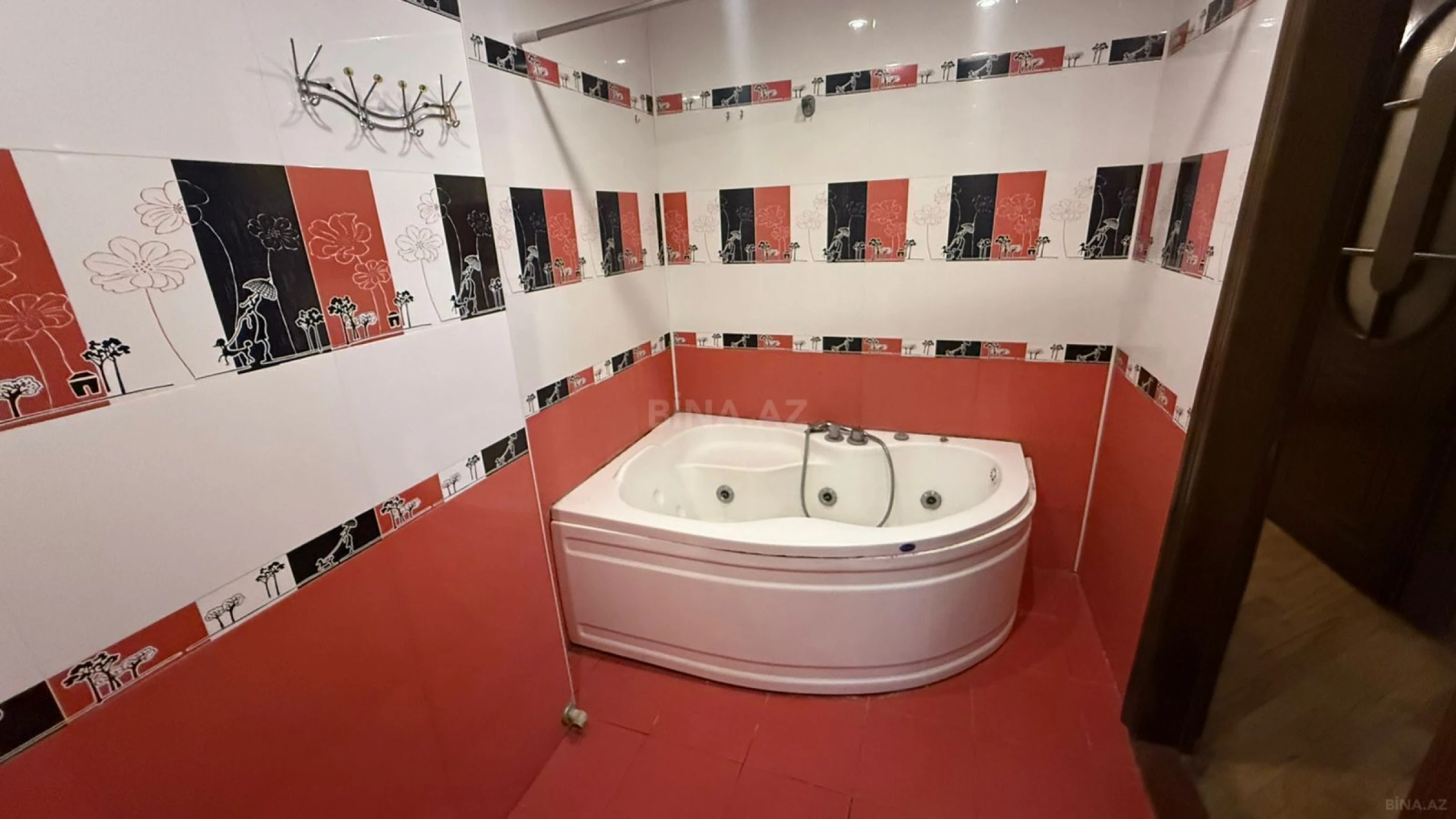 Satılır 4 otaqlı mənzil 147 m²