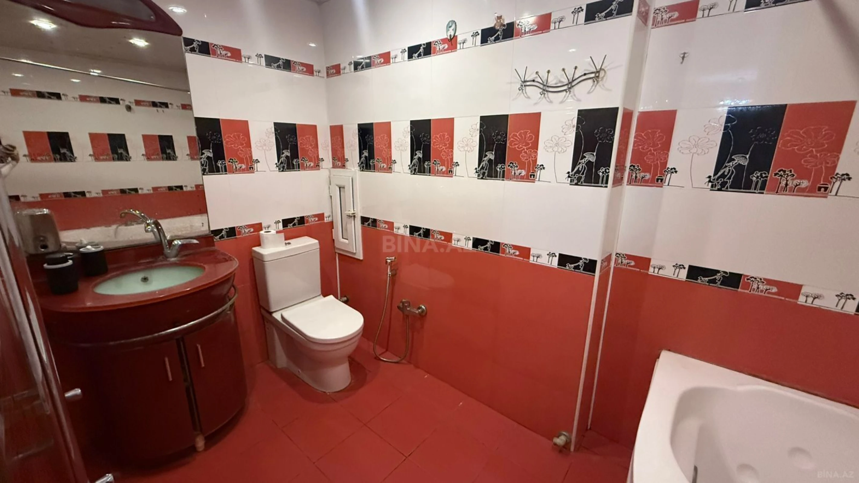 Satılır 4 otaqlı mənzil 147 m²