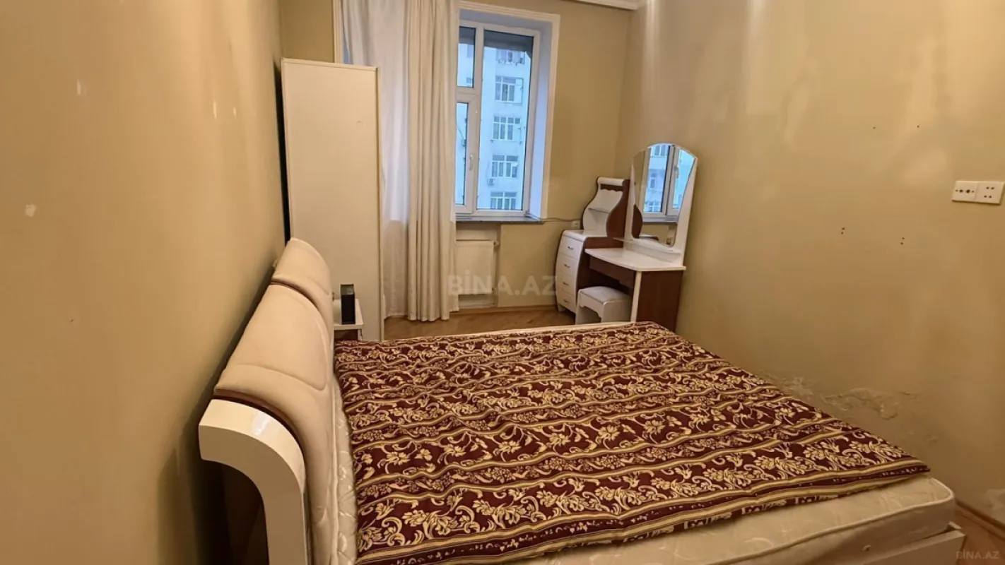 Satılır 4 otaqlı mənzil 147 m²