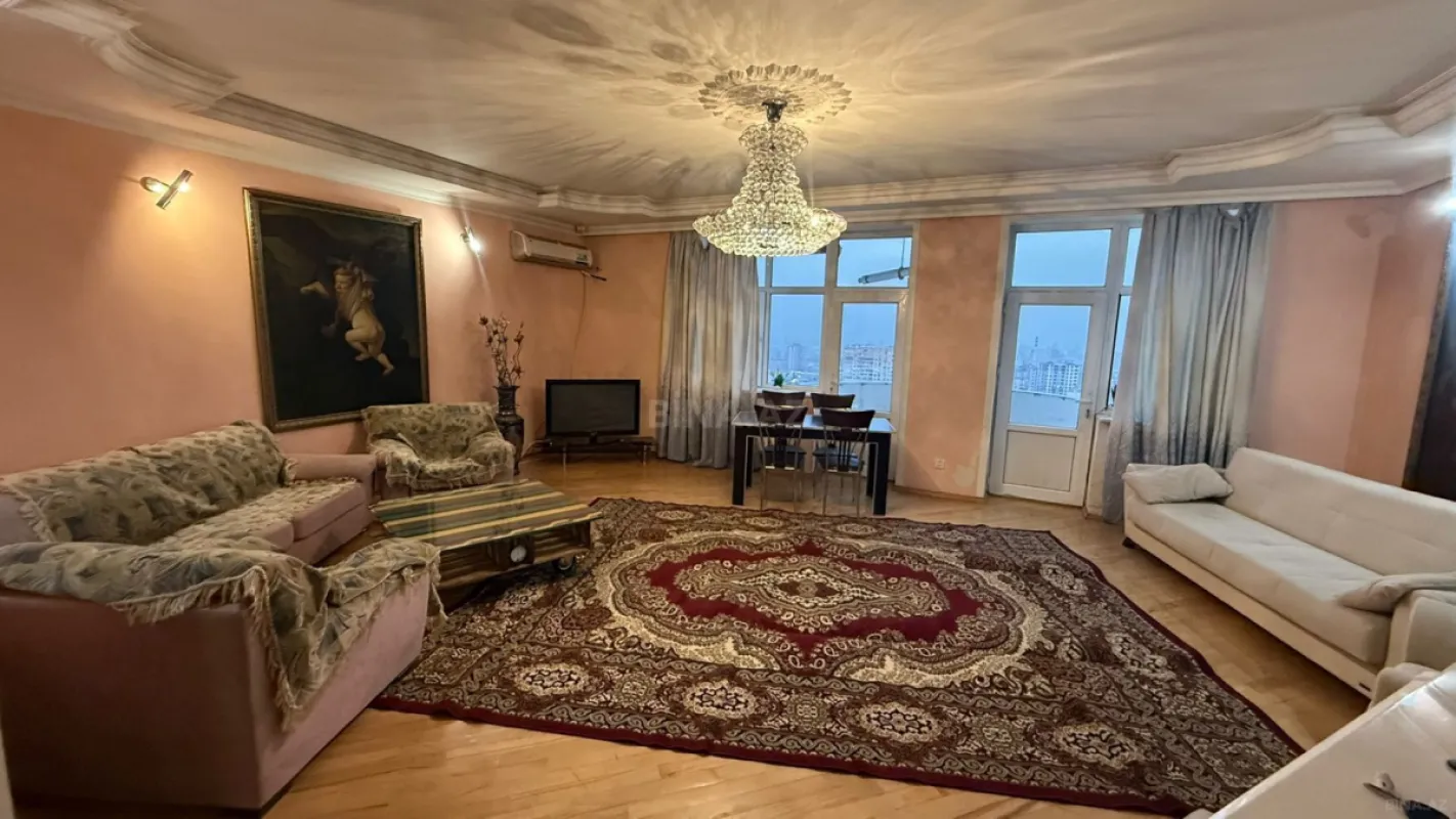 Satılır 4 otaqlı mənzil 147 m²