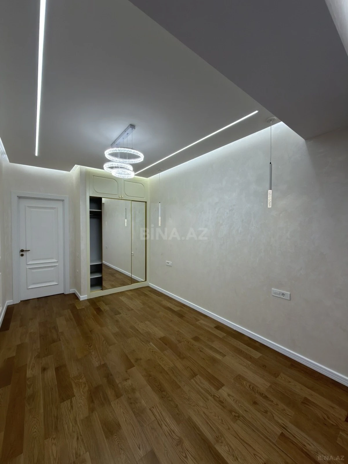 Satılır 3 otaqlı mənzil 125 m²