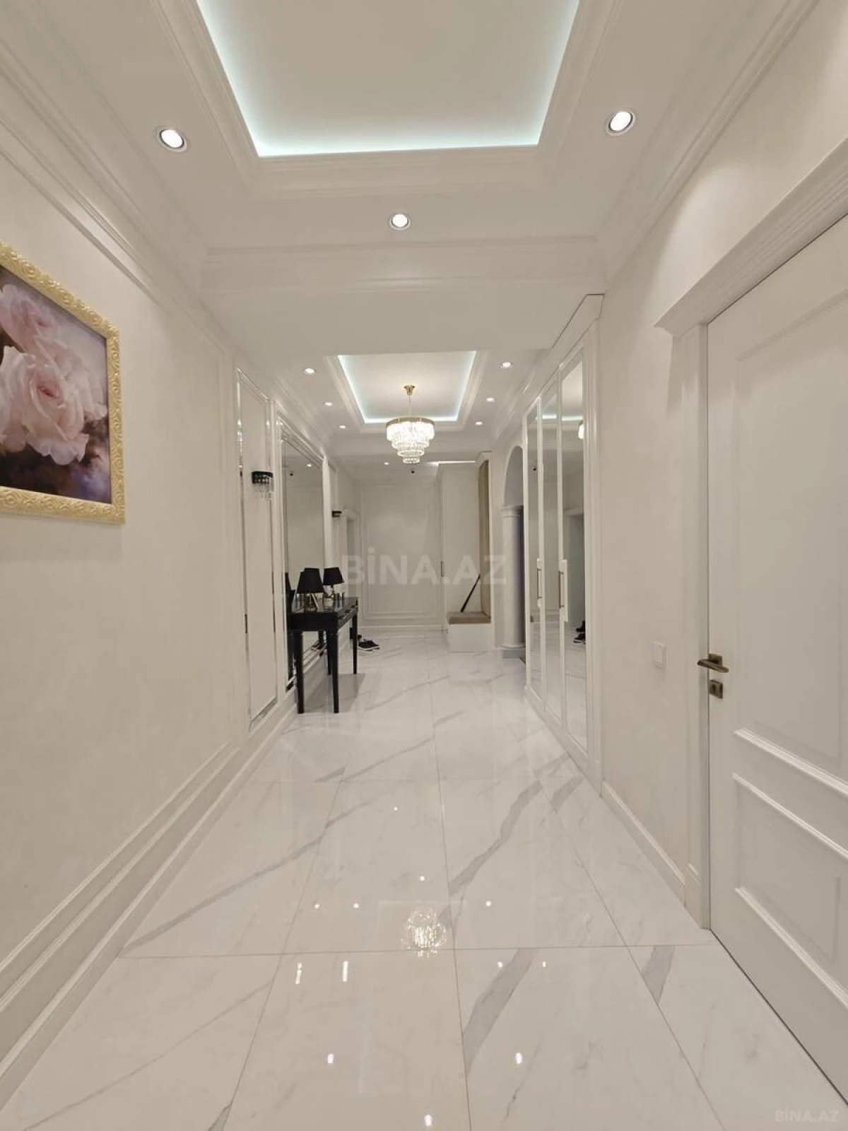 Satılır 4 otaqlı mənzil 180 m²