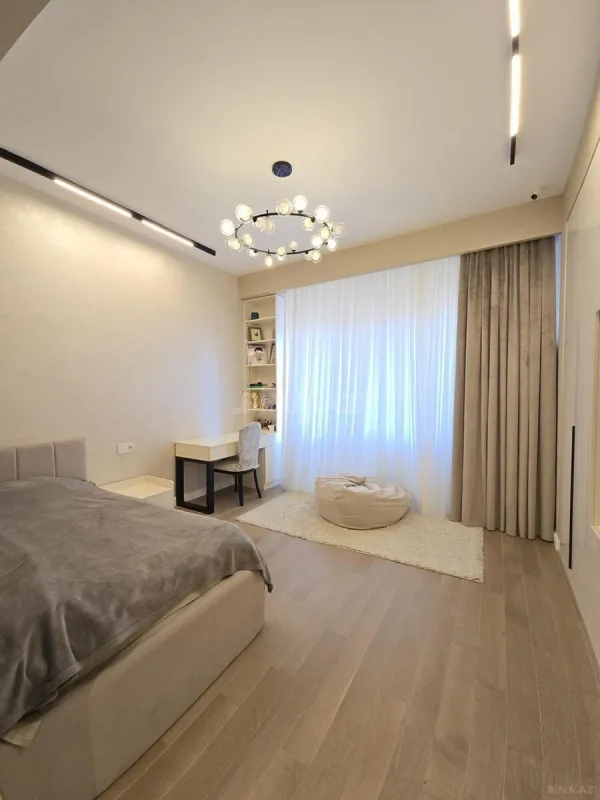 Satılır 4 otaqlı mənzil 180 m²