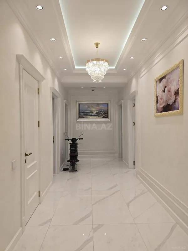 Satılır 4 otaqlı mənzil 180 m²