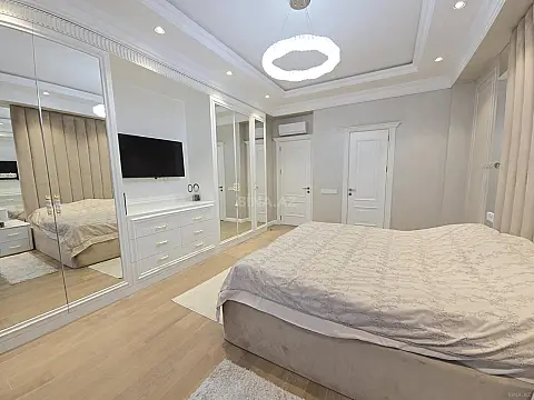 Satılır 4 otaqlı mənzil 180 m²