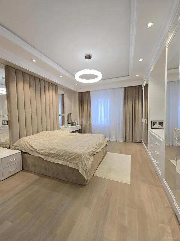 Satılır 4 otaqlı mənzil 180 m²