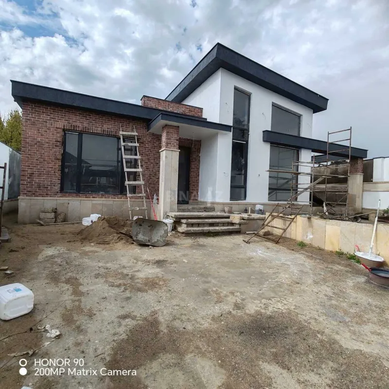 Satılır 4 otaqlı həyət evi 184 m²