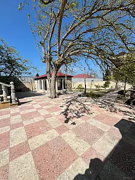 Satılır 6 otaqlı həyət evi 250 m²