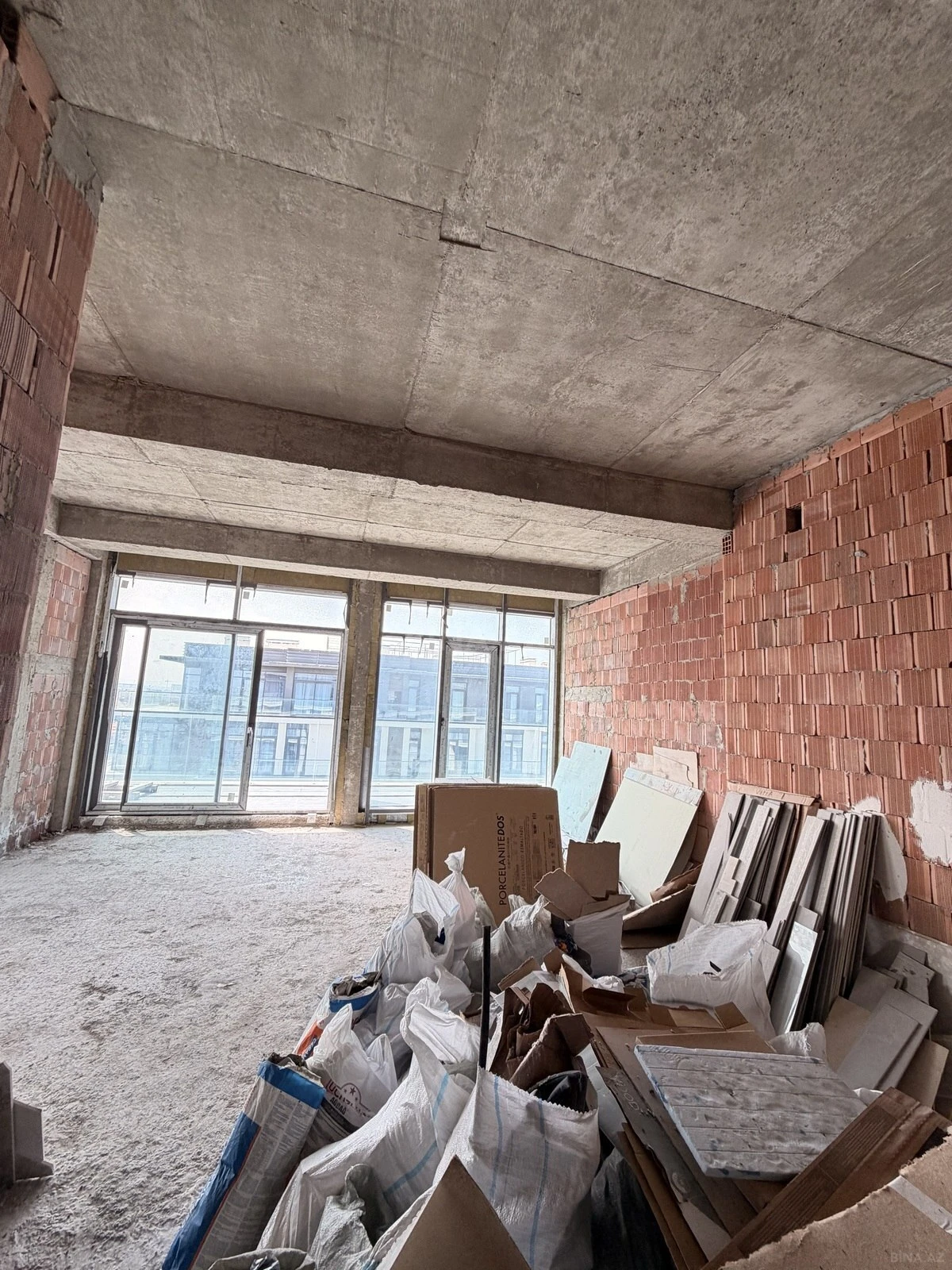 Satılır 3 otaqlı mənzil 121.9 m²