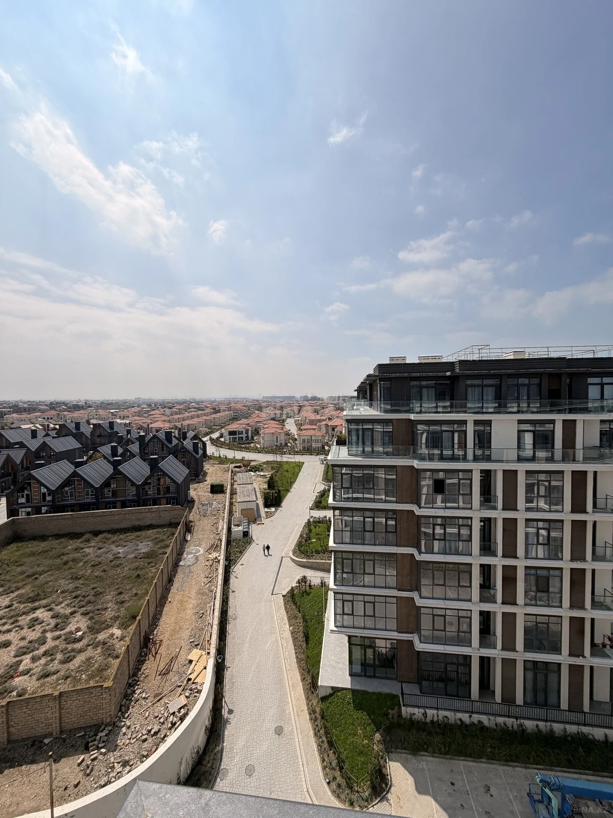 Satılır 3 otaqlı mənzil 121.9 m²