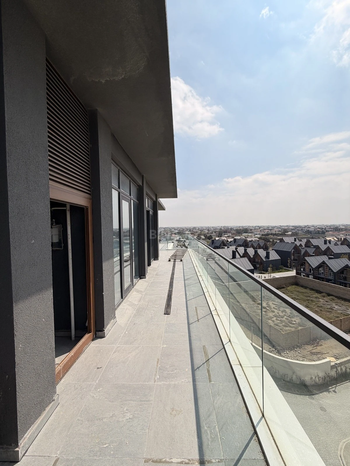 Satılır 3 otaqlı mənzil 121.9 m²
