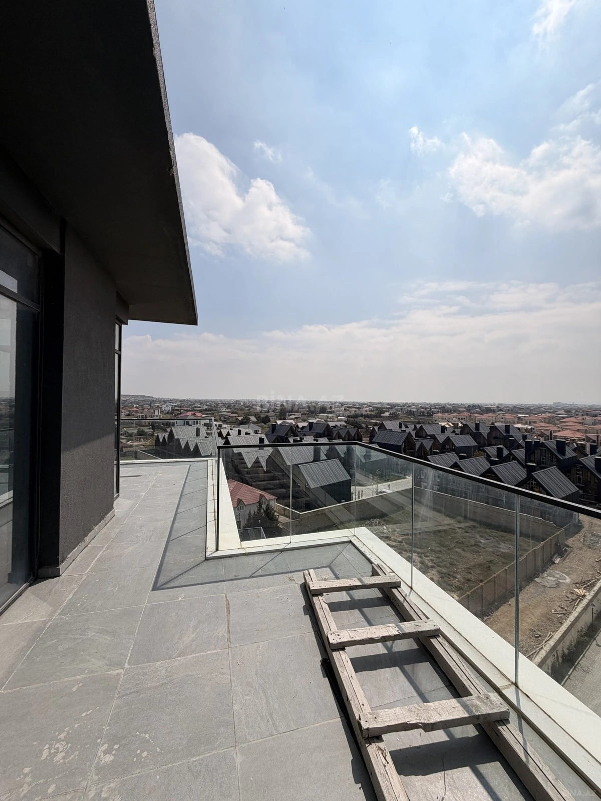 Satılır 3 otaqlı mənzil 121.9 m²