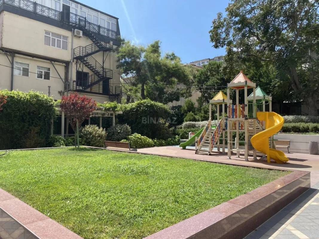 Satılır 4 otaqlı mənzil 212 m²