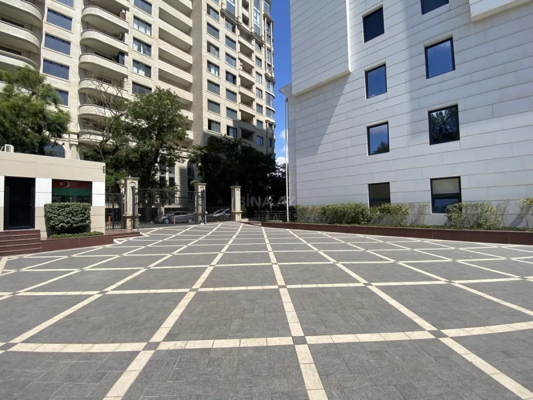 Satılır 4 otaqlı mənzil 212 m²