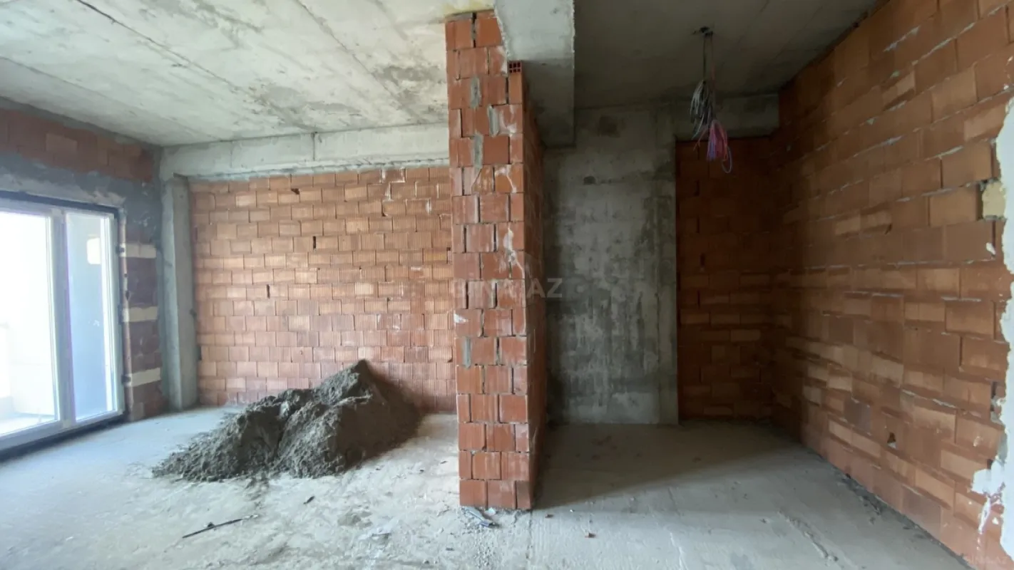 Satılır 4 otaqlı mənzil 212 m²