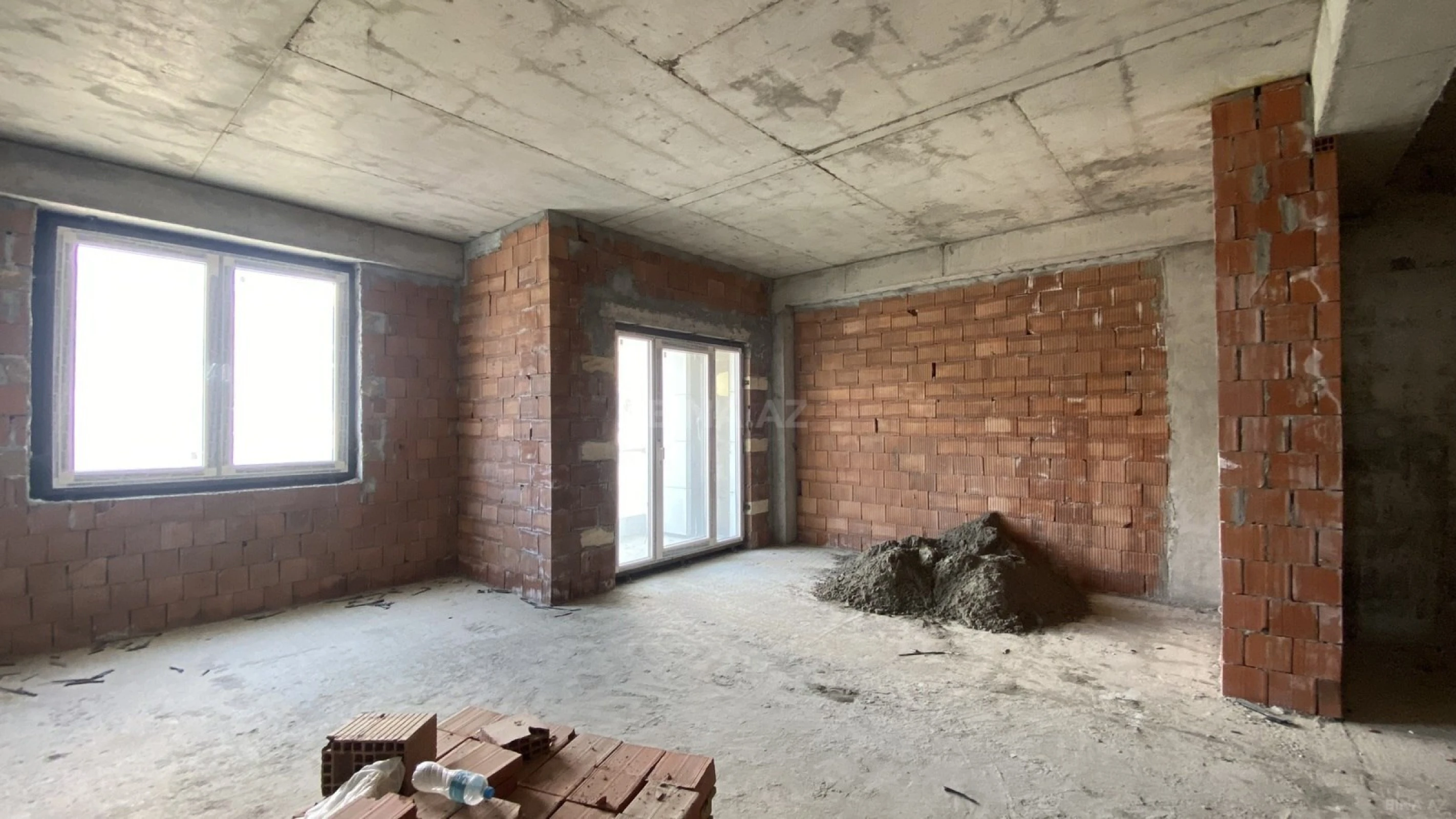 Satılır 4 otaqlı mənzil 212 m²