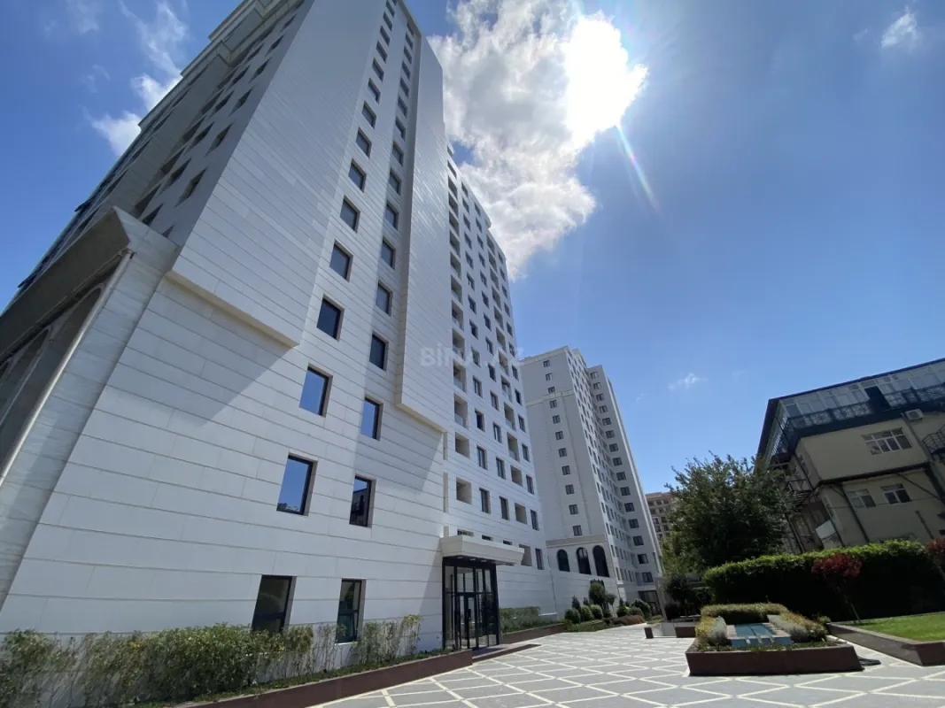 Satılır 4 otaqlı mənzil 212 m²