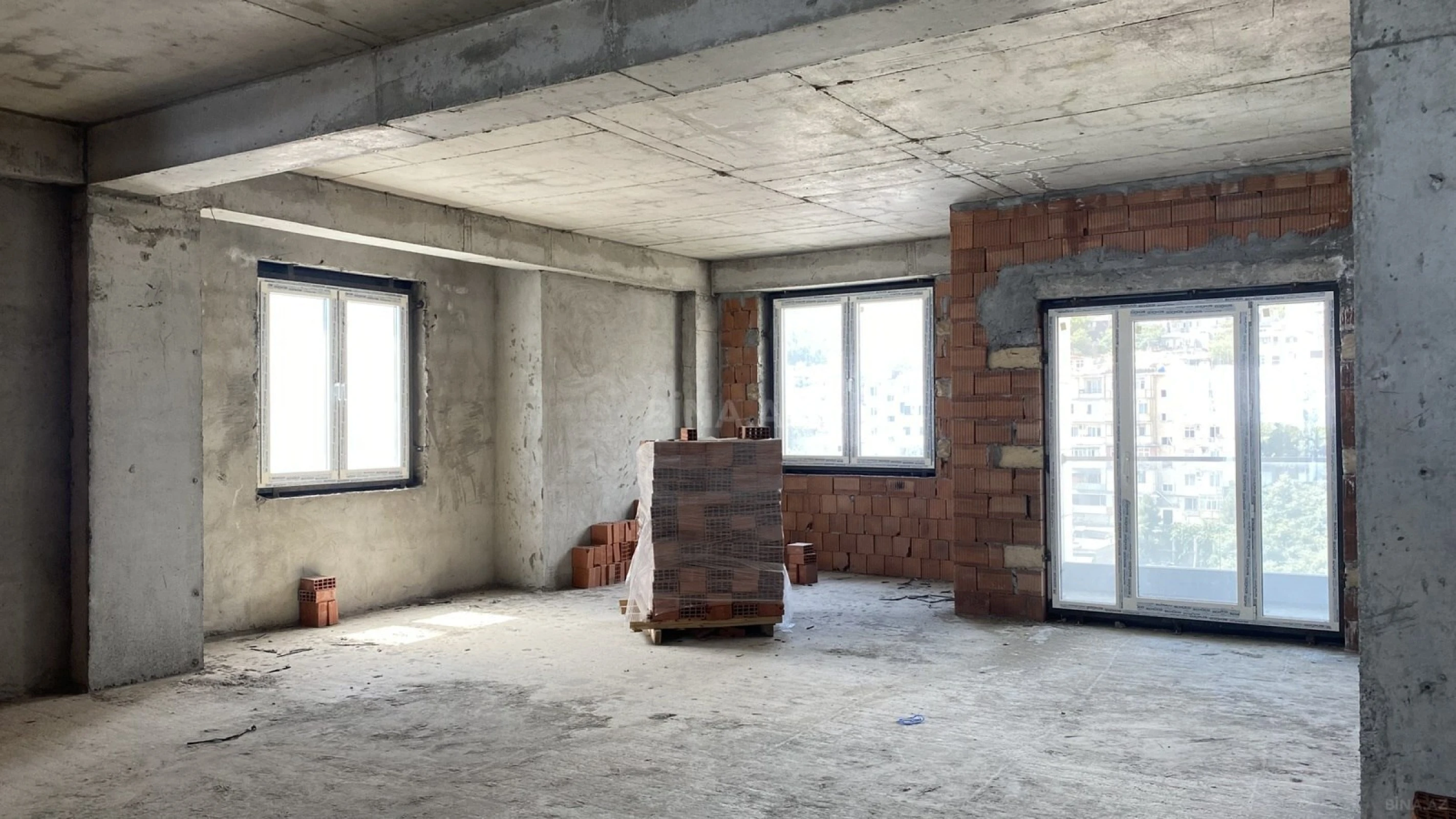 Satılır 4 otaqlı mənzil 212 m²