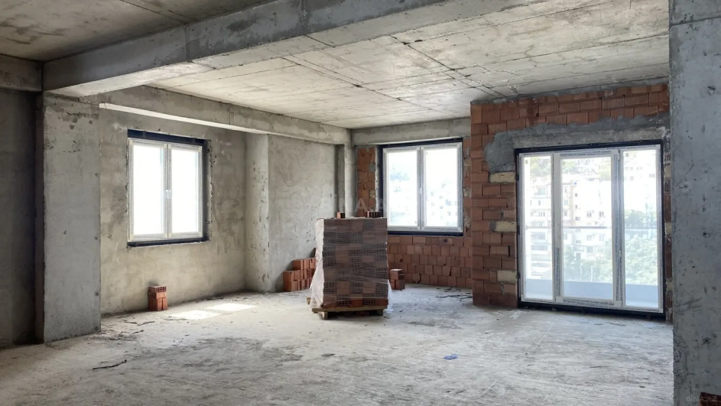 Satılır 4 otaqlı mənzil 212 m²