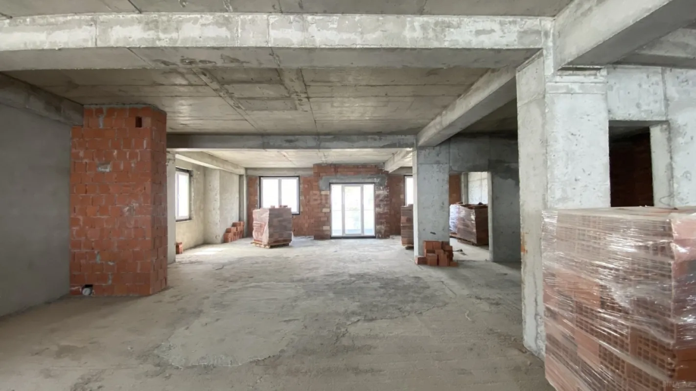 Satılır 4 otaqlı mənzil 212 m²