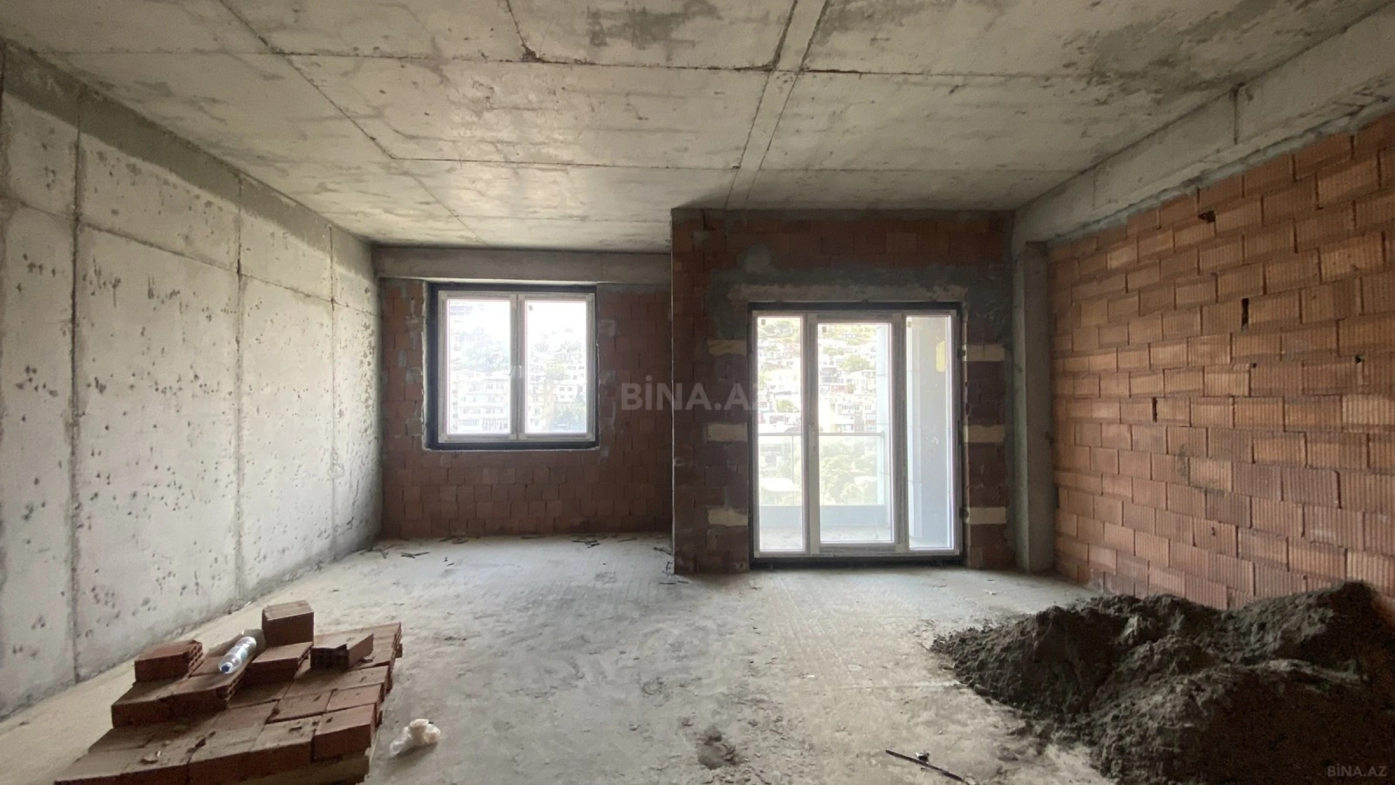 Satılır 4 otaqlı mənzil 212 m²