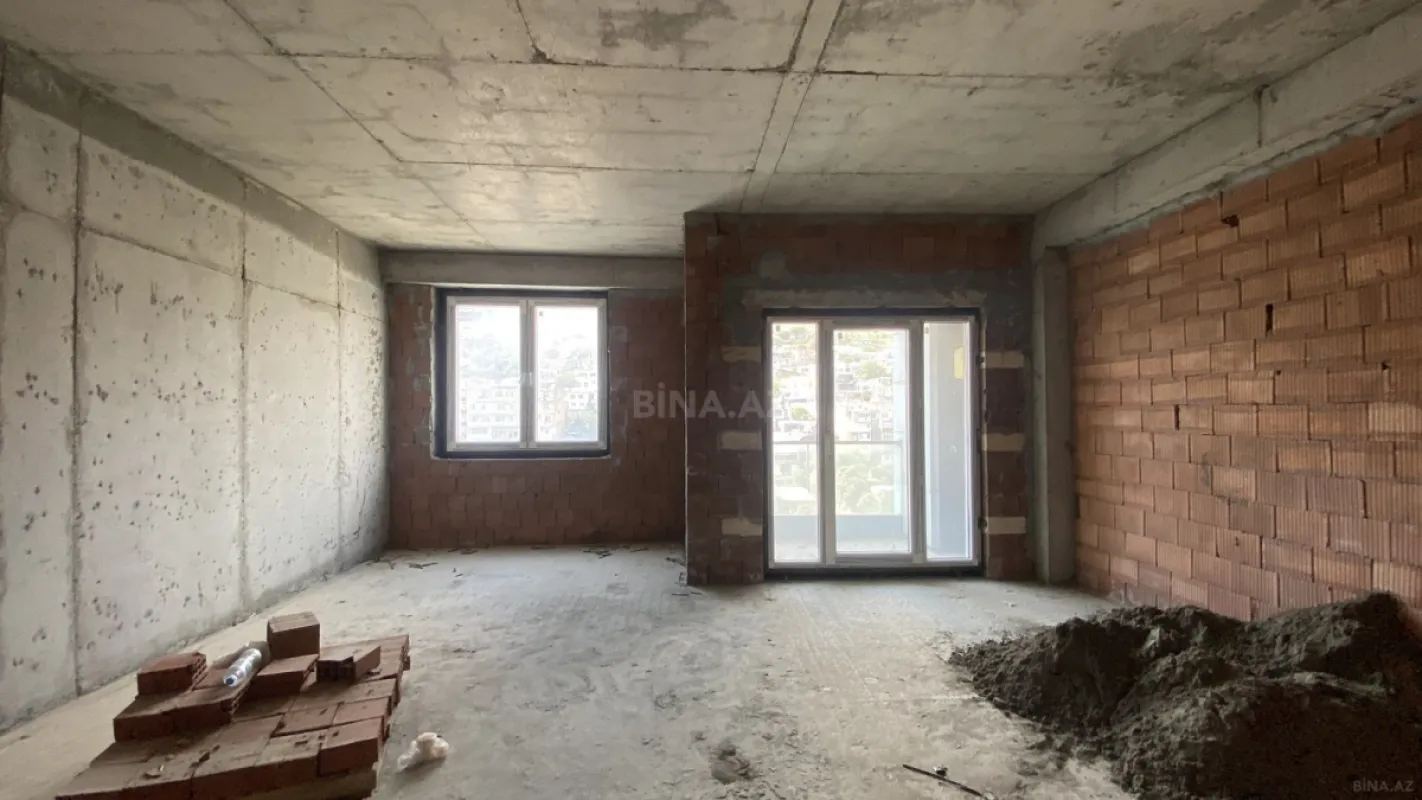Satılır 4 otaqlı mənzil 212 m²