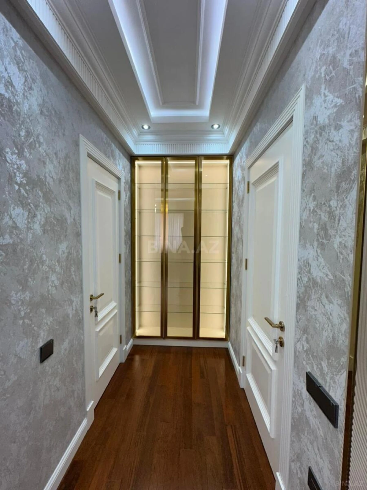 Satılır 4 otaqlı mənzil 174 m²