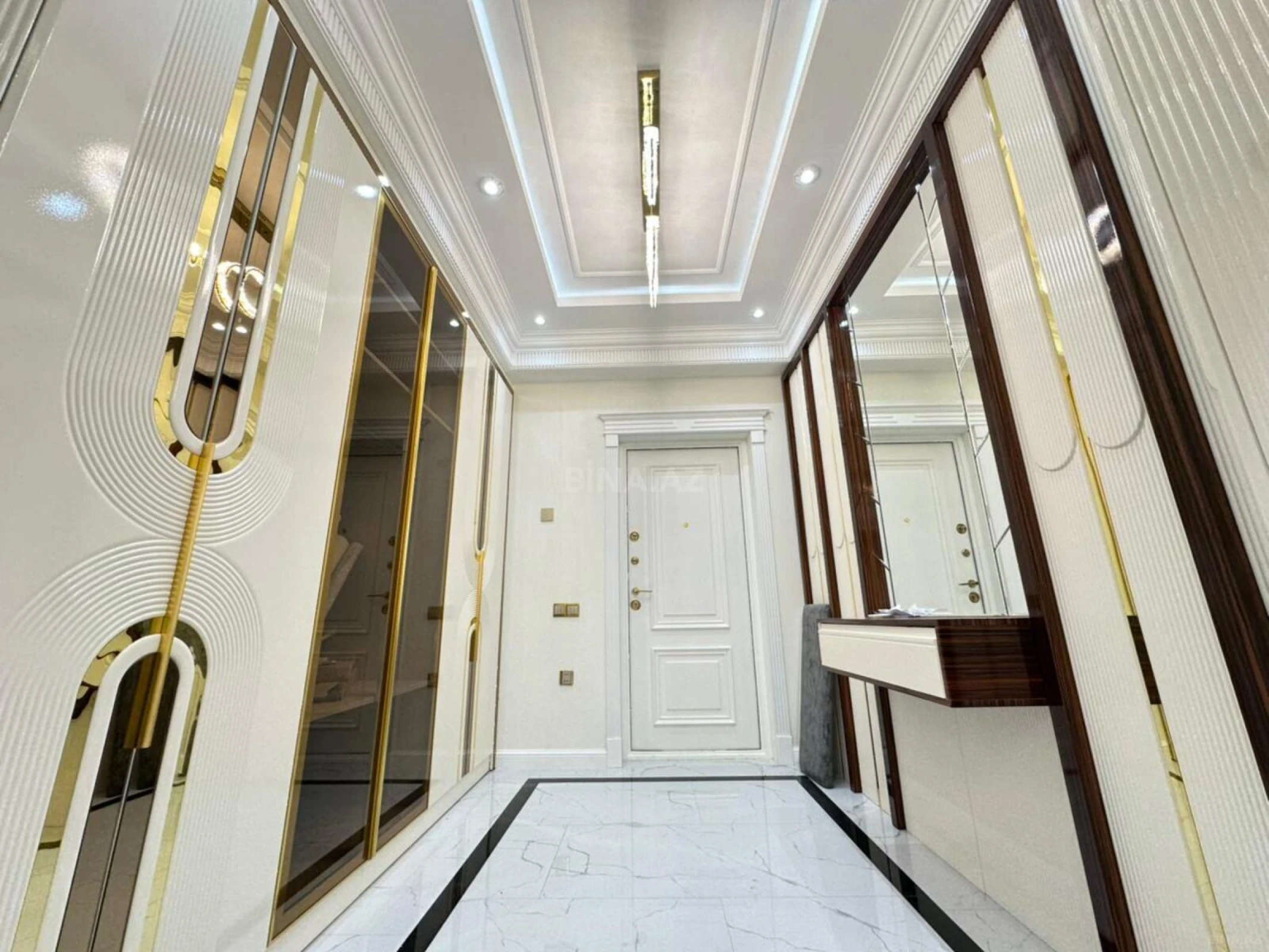 Satılır 4 otaqlı mənzil 174 m²