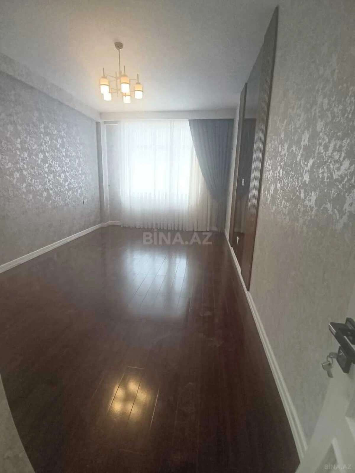 Satılır 4 otaqlı mənzil 215 m²