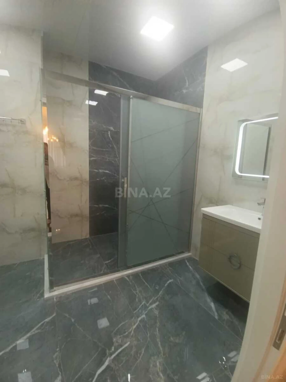 Satılır 4 otaqlı mənzil 215 m²