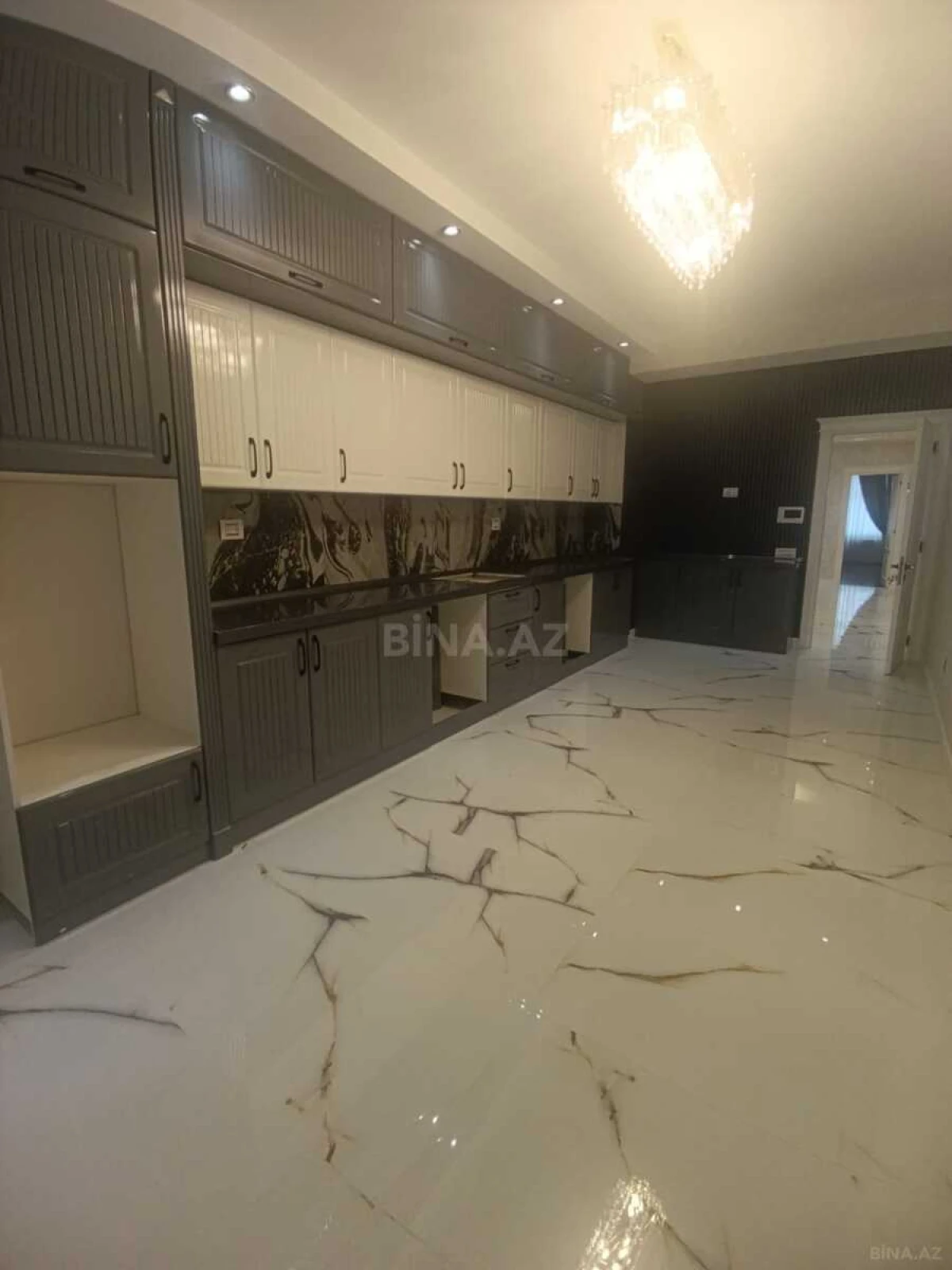 Satılır 4 otaqlı mənzil 215 m²