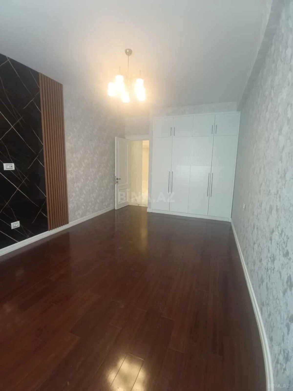 Satılır 4 otaqlı mənzil 215 m²
