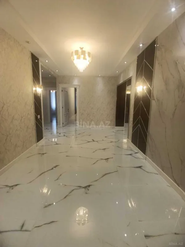 Satılır 4 otaqlı mənzil 215 m²