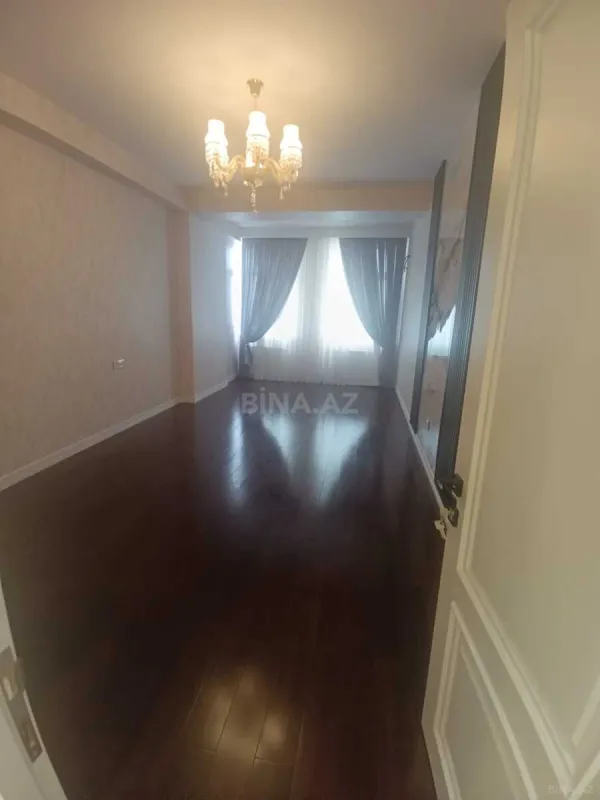 Satılır 4 otaqlı mənzil 215 m²
