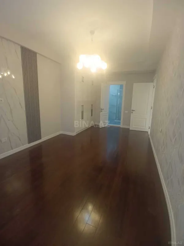 Satılır 4 otaqlı mənzil 215 m²