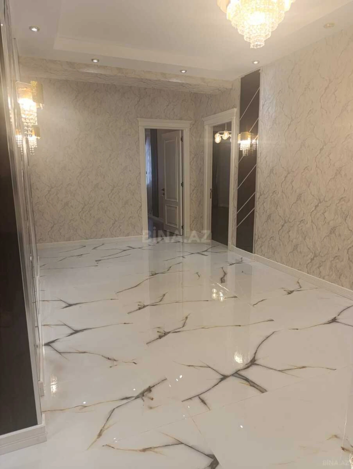 Satılır 4 otaqlı mənzil 215 m²
