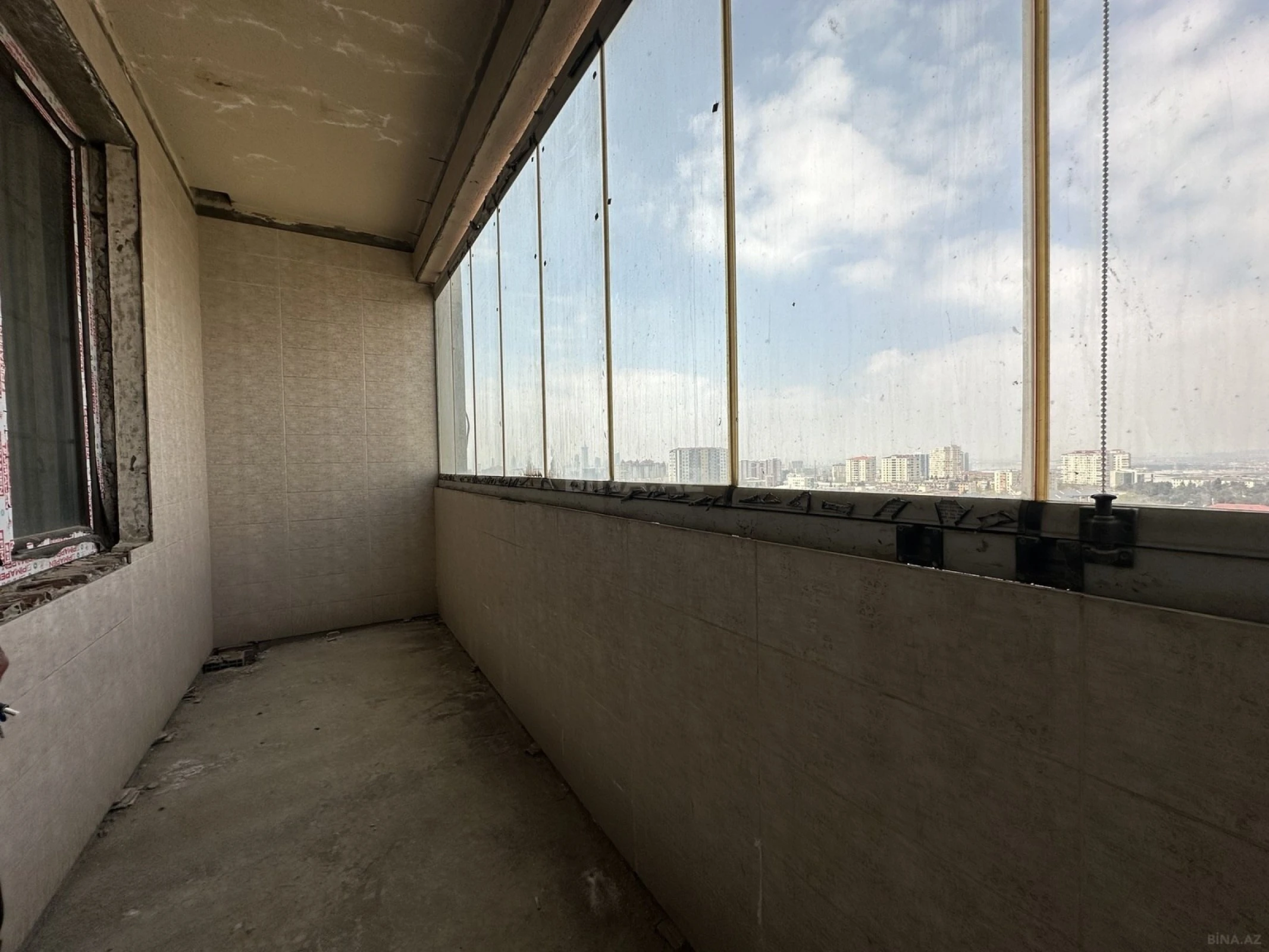 Satılır 3 otaqlı mənzil 145 m²