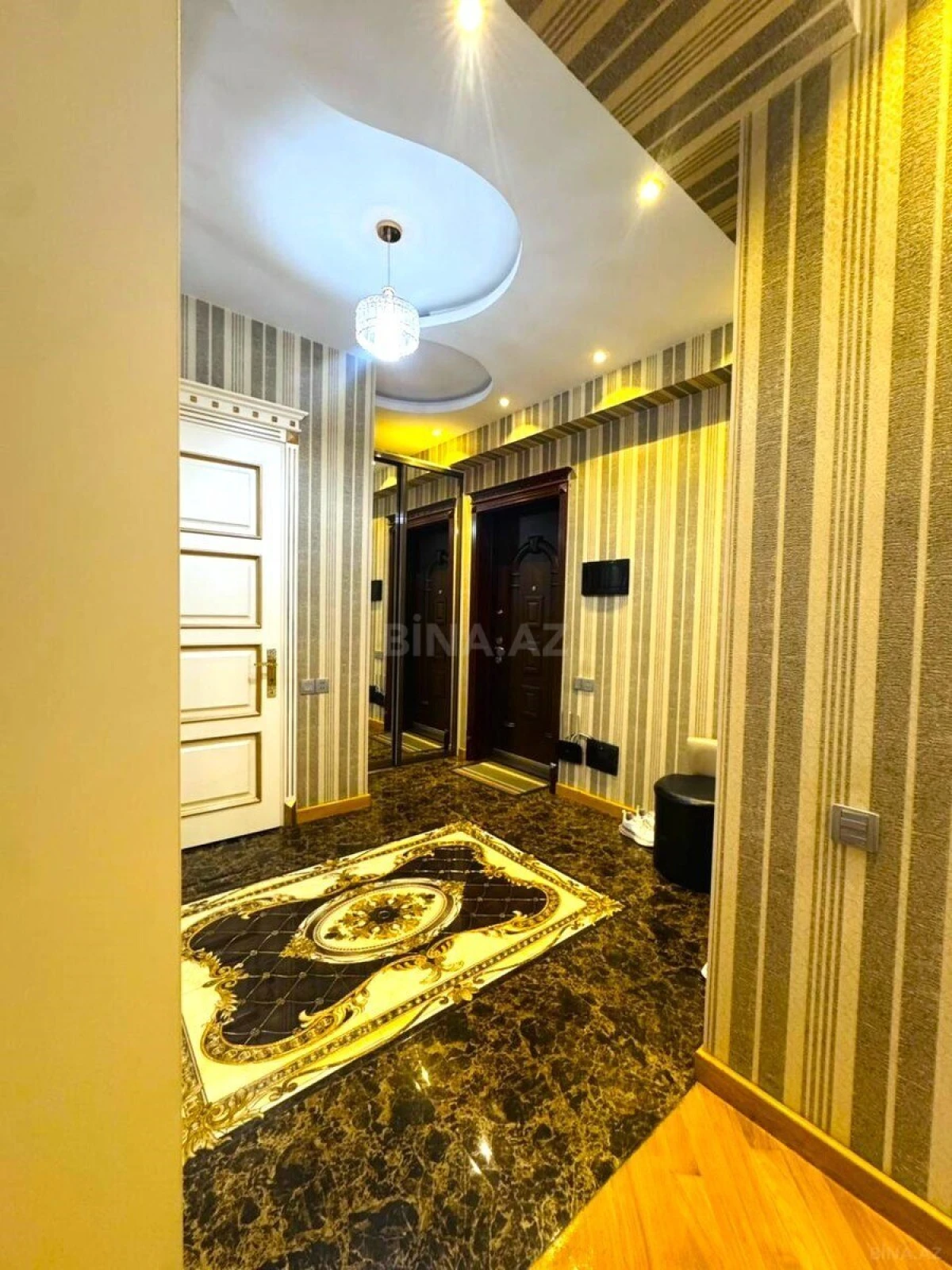 Satılır 3 otaqlı mənzil 140 m²