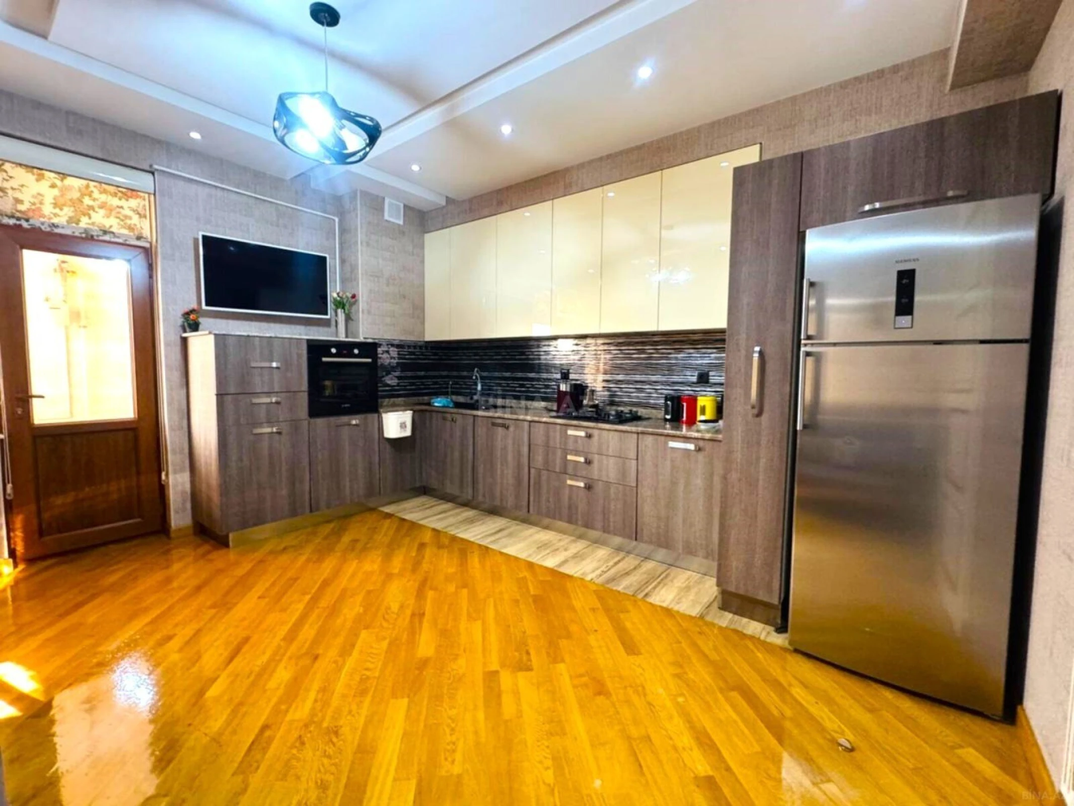 Satılır 3 otaqlı mənzil 140 m²