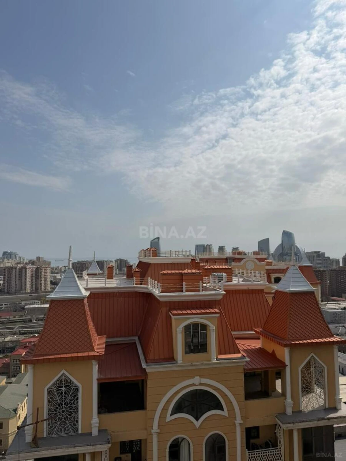 Satılır 6 otaqlı mənzil 376.8 m²