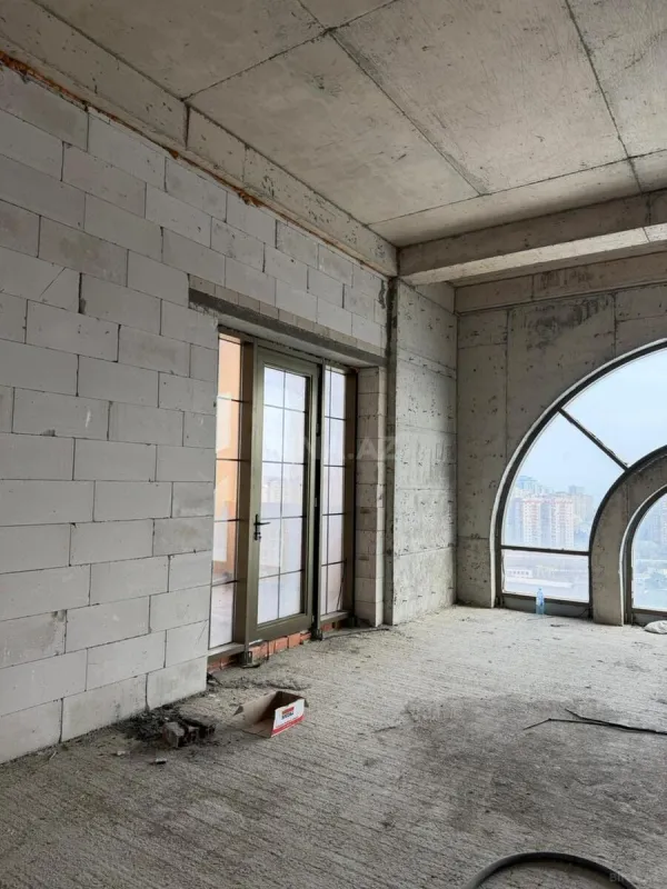 Satılır 6 otaqlı mənzil 376.8 m²