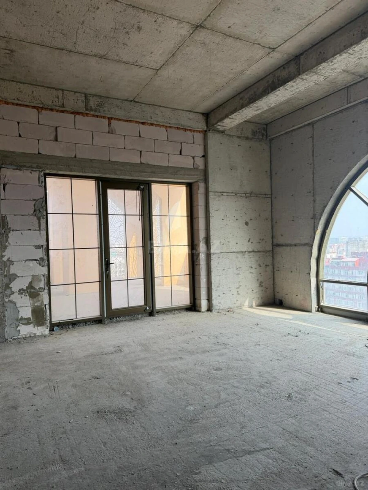 Satılır 6 otaqlı mənzil 376.8 m²