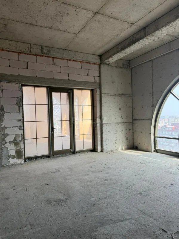 Satılır 6 otaqlı mənzil 376.8 m²