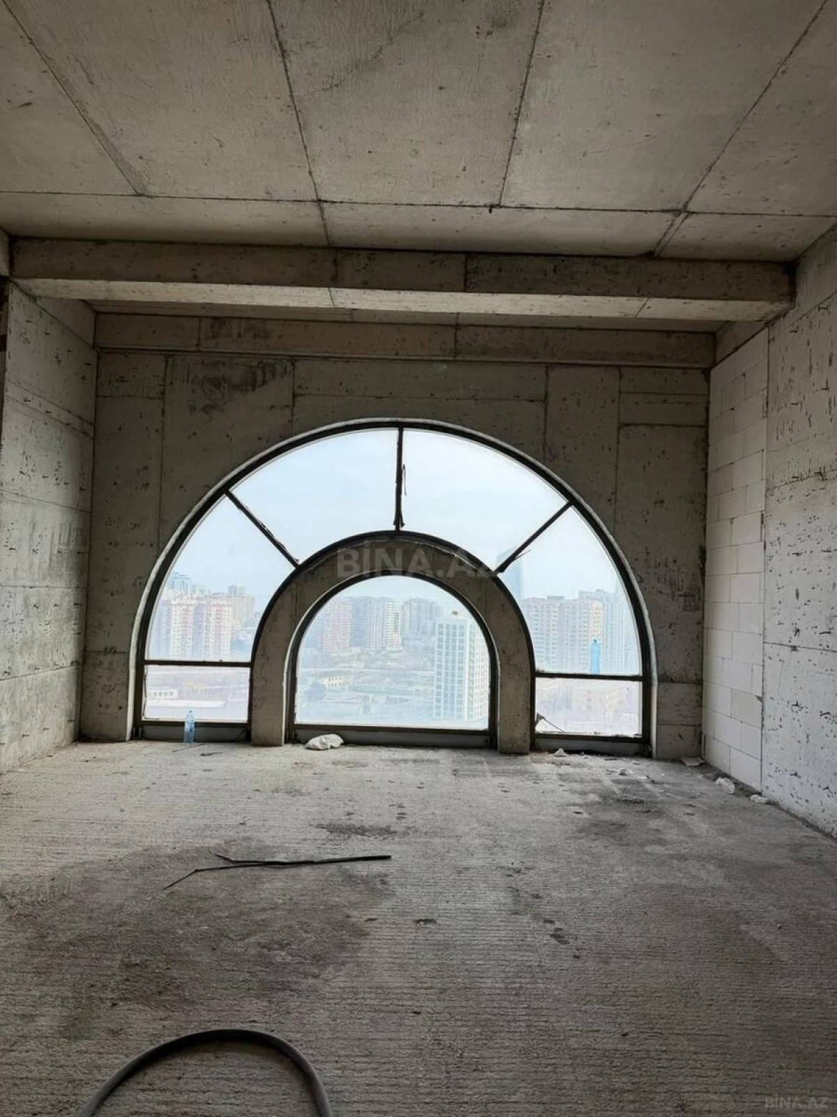 Satılır 6 otaqlı mənzil 376.8 m²