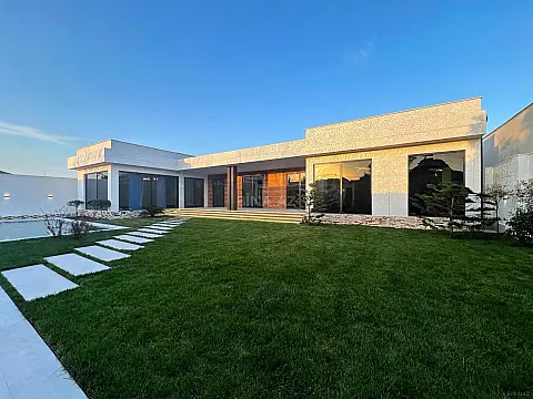 Satılır 5 otaqlı həyət evi 250 m²