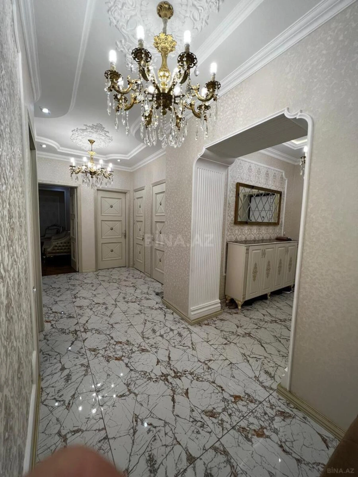 Kirayə verilir 4 otaqlı mənzil 147 m²