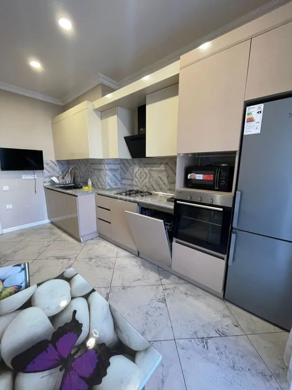 Kirayə verilir 2 otaqlı mənzil 110 m²